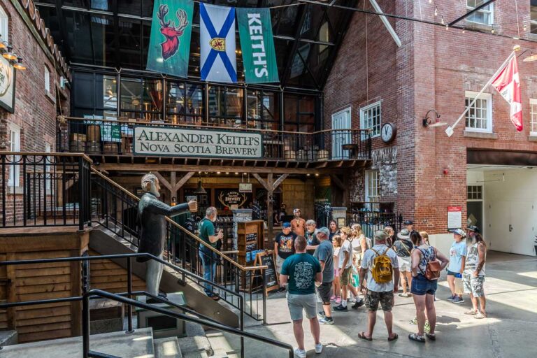 Besucher erkunden die Alexander Keith's Nova Scotia Brewery in Halifax, Canada