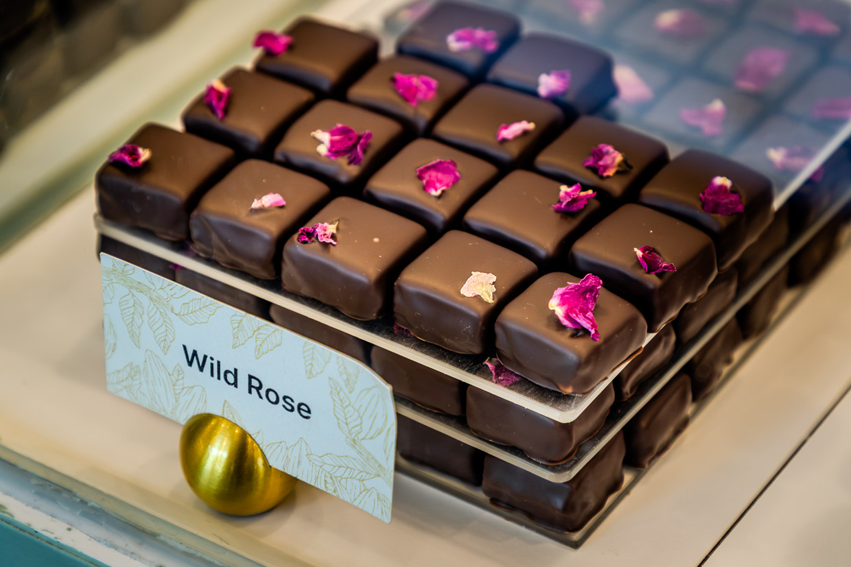 Schokoladenpralinen mit Rosenblättern werden in einem Geschäft in Halifax, Kanada, präsentiert