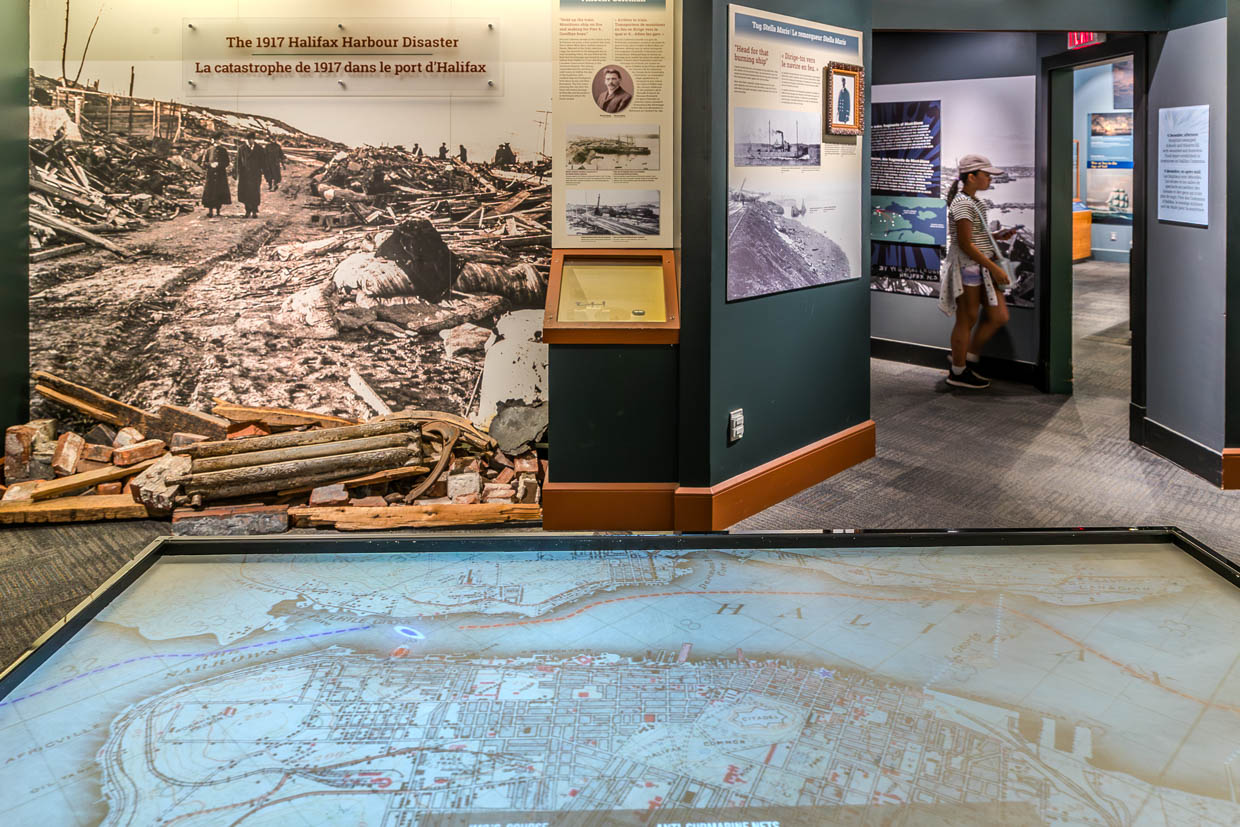 Besucher betrachten eine interaktive Karte der 1917 Halifax Harbour Disaster im Museum