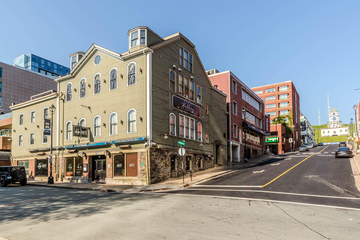 Gebäude mit Geschäften wie "Five Fishermen" und "Little Fish Oyster Bar" in Downtown Halifax, Halifax, Canada