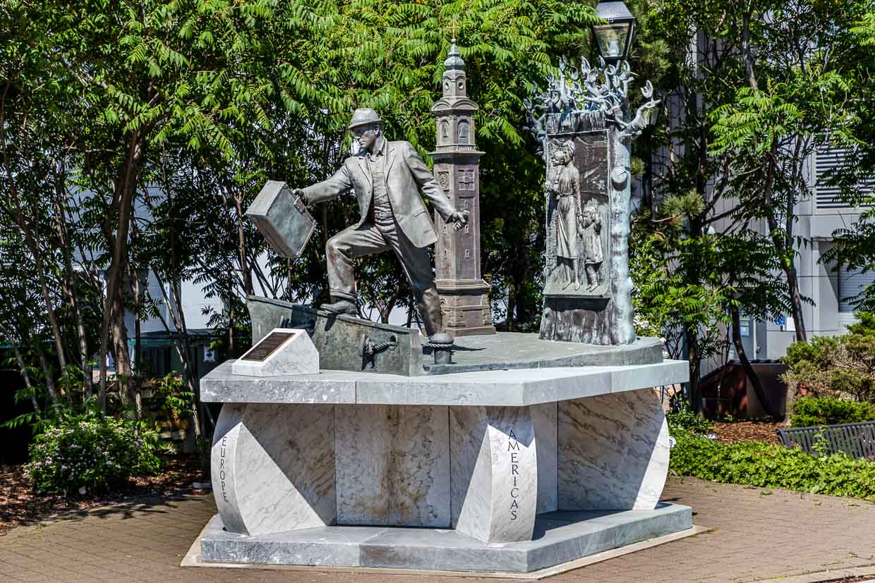 Skulptur eines Mannes mit Koffer auf einem Schiff am Tall Ships Quay, Halifax, Canada