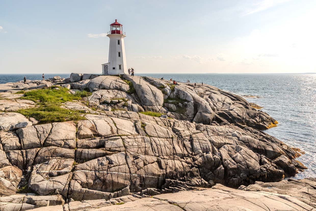 Touristen genießen die Aussicht am Peggy's Cove Lighthouse, Halifax Regional, Canada