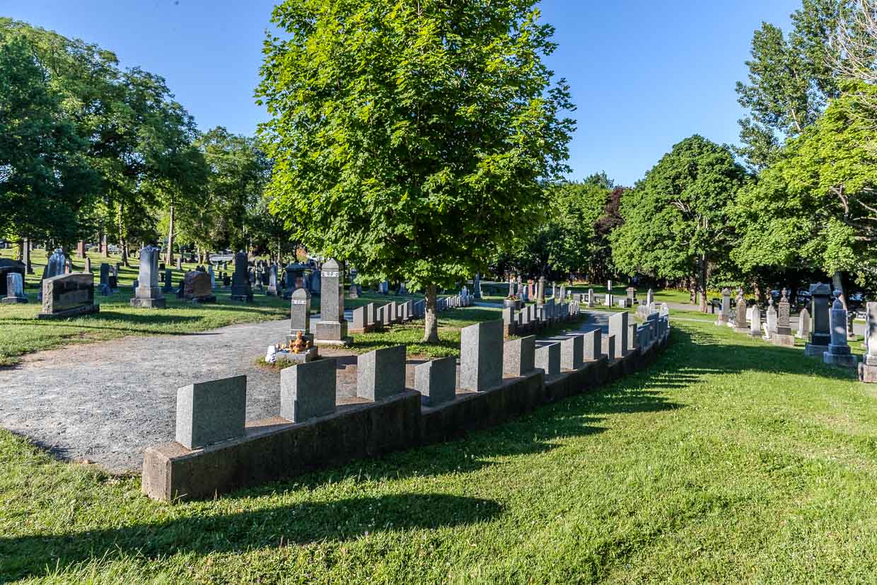 Grabsteine reihen sich auf einem Friedhof an der Chisholm Avenue in Halifax, Kanada