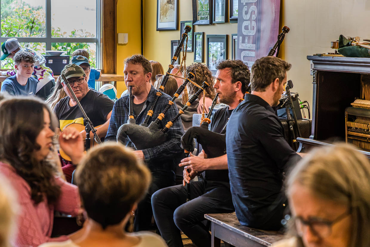 Musiker spielen Dudelsack und Gitarre in Mabou, Canada