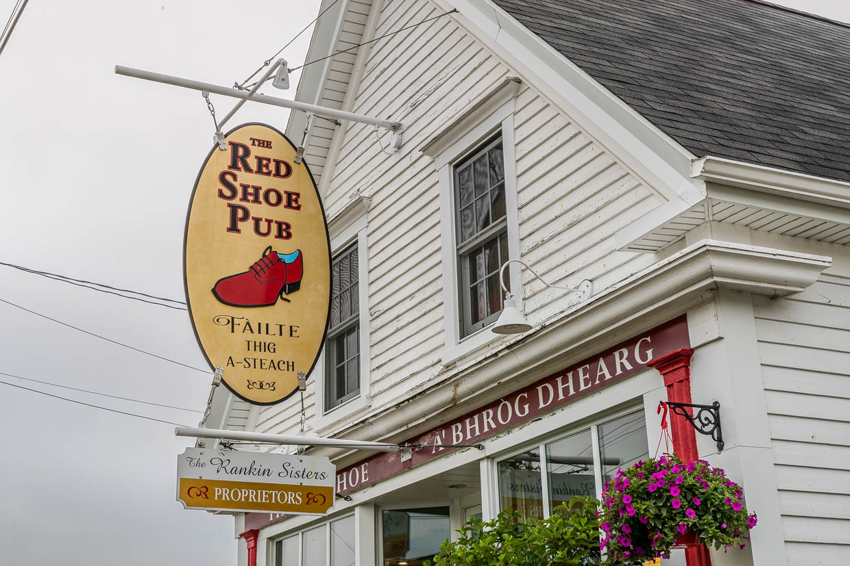 The Red Shoe Pub mit Rankin Sisters Proprietors Schild in Mabou, Canada