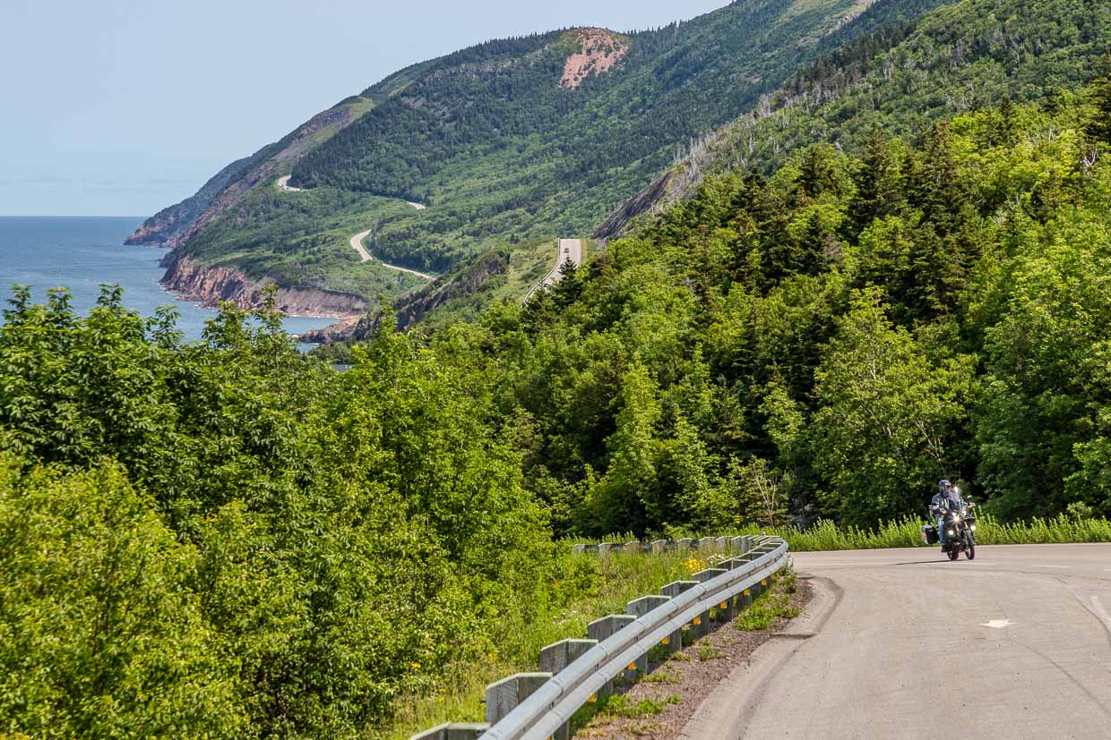 Motorradfahrer fährt auf dem Cabot Trail im Cape Breton Highlands National Park, Canada