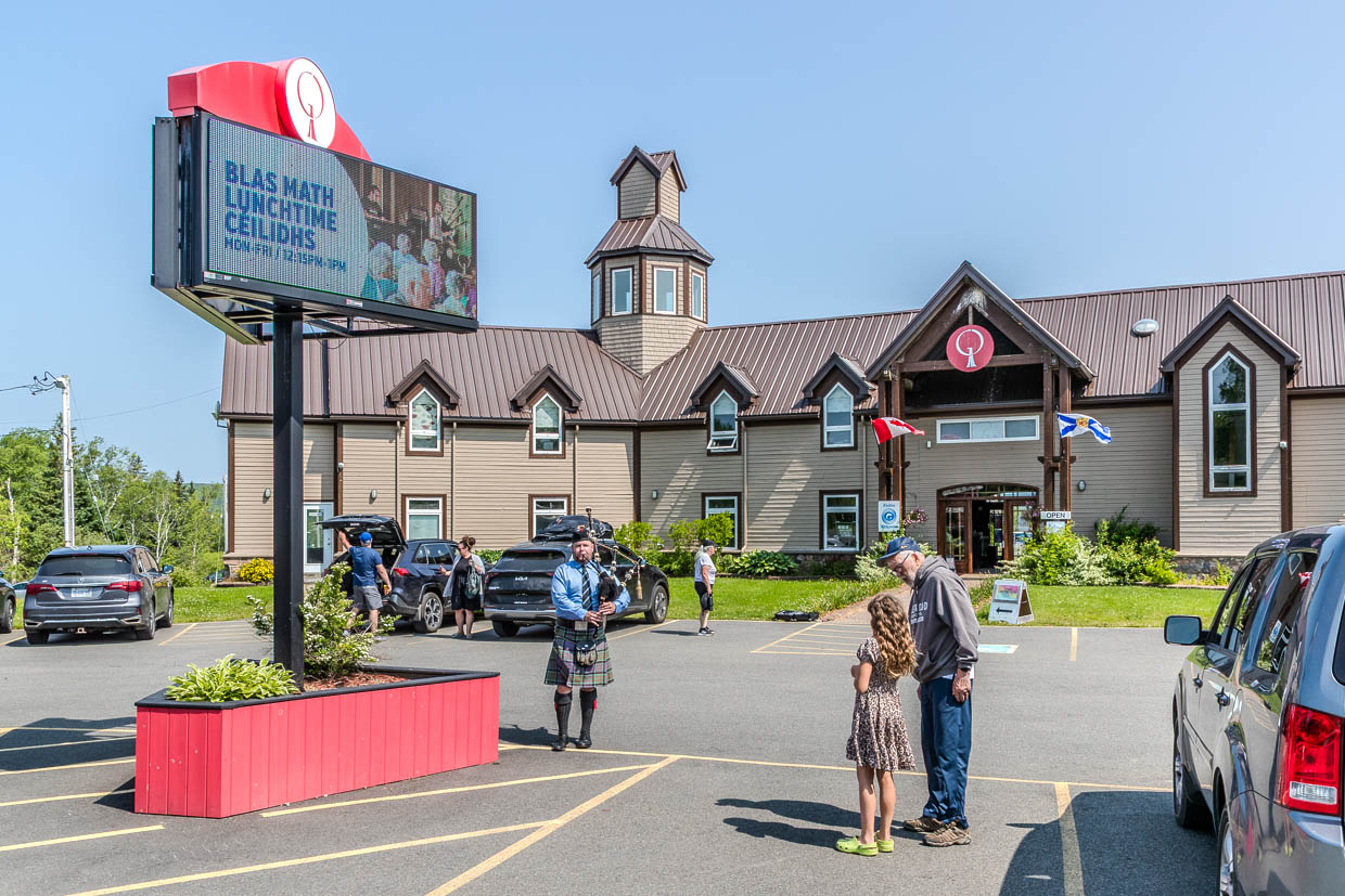 Dudelsackspieler spielt vor dem Besucherzentrum am Cabot Trail, St. Anns, Canada