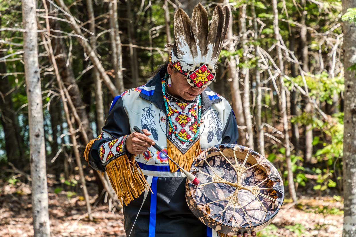 Ein Mann spielt Trommel auf dem Goat Island Trail, Eskasoni First Nation, Canada