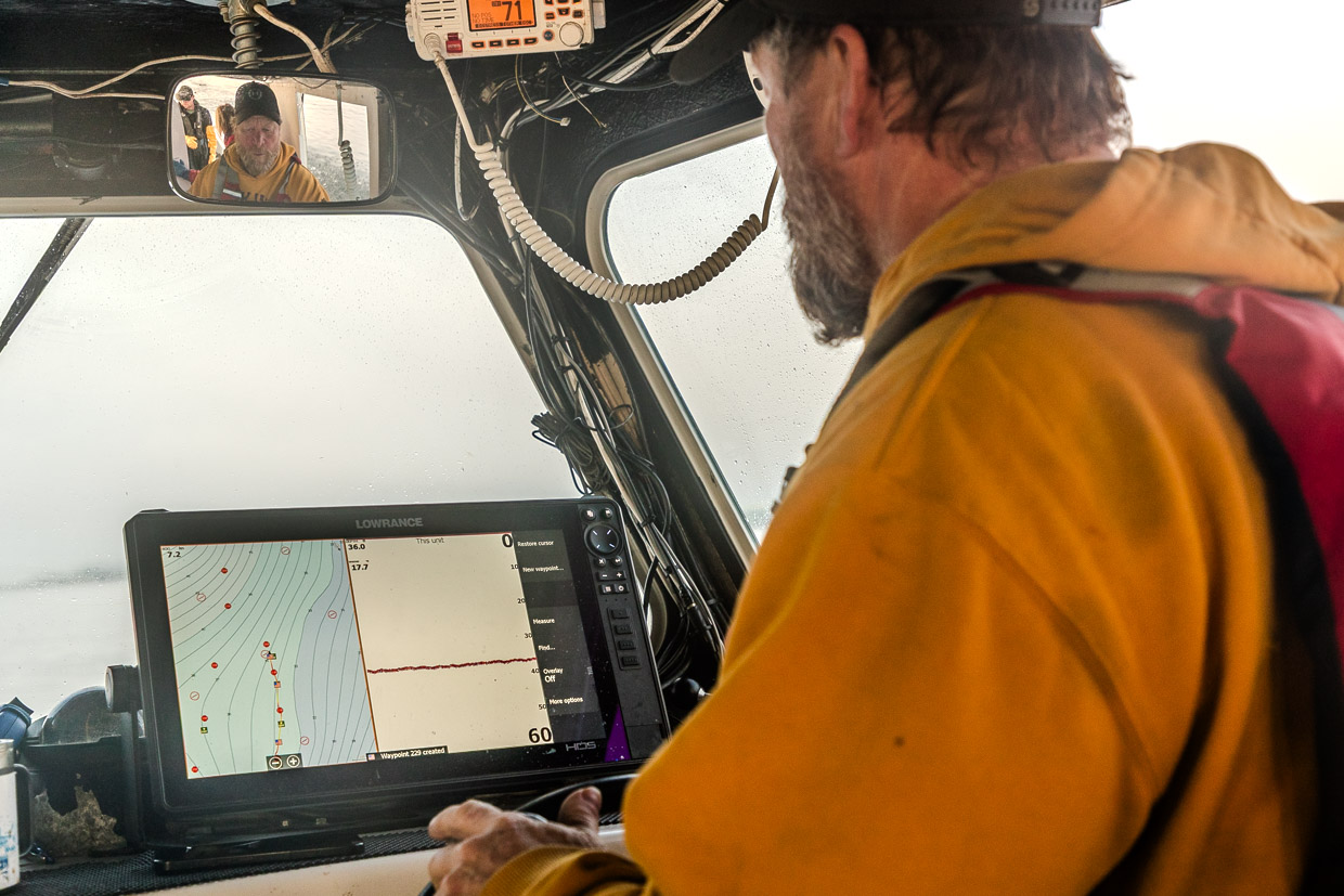 Fischer steuert Boot mit Fischfinder in British Columbia, Canada