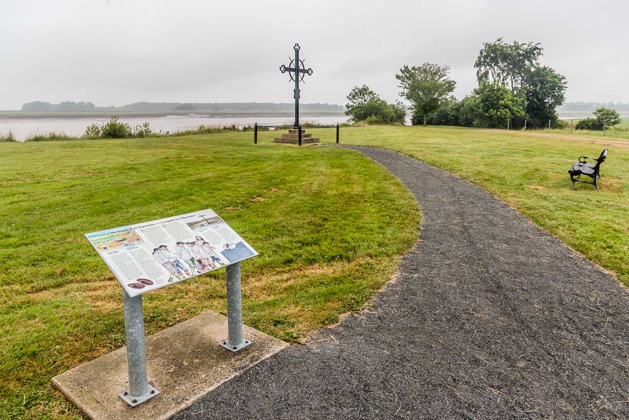 Informationsschild mit historischen Darstellungen steht am Wharf Road, Horton Landing, Canada