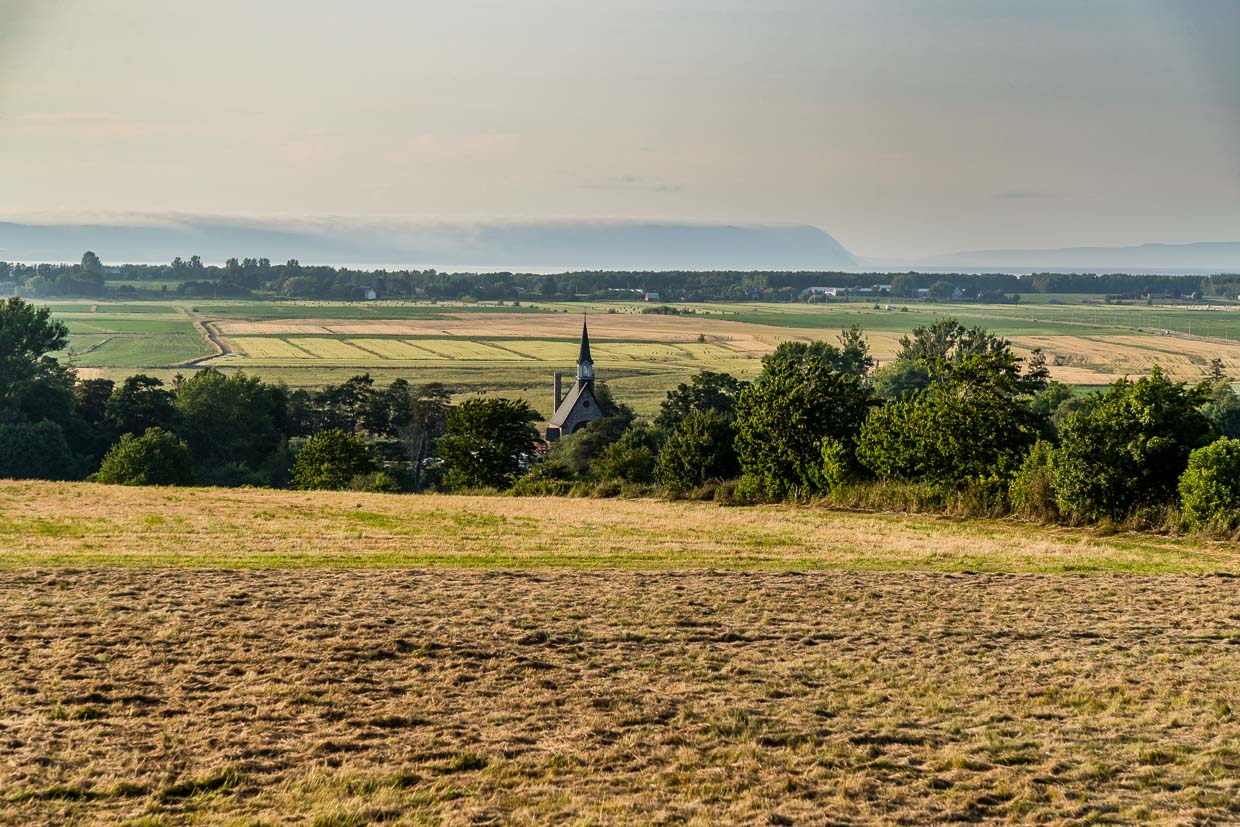 Kirche mit Turm und Felder am Old Post Road, Grand Pre, Canada