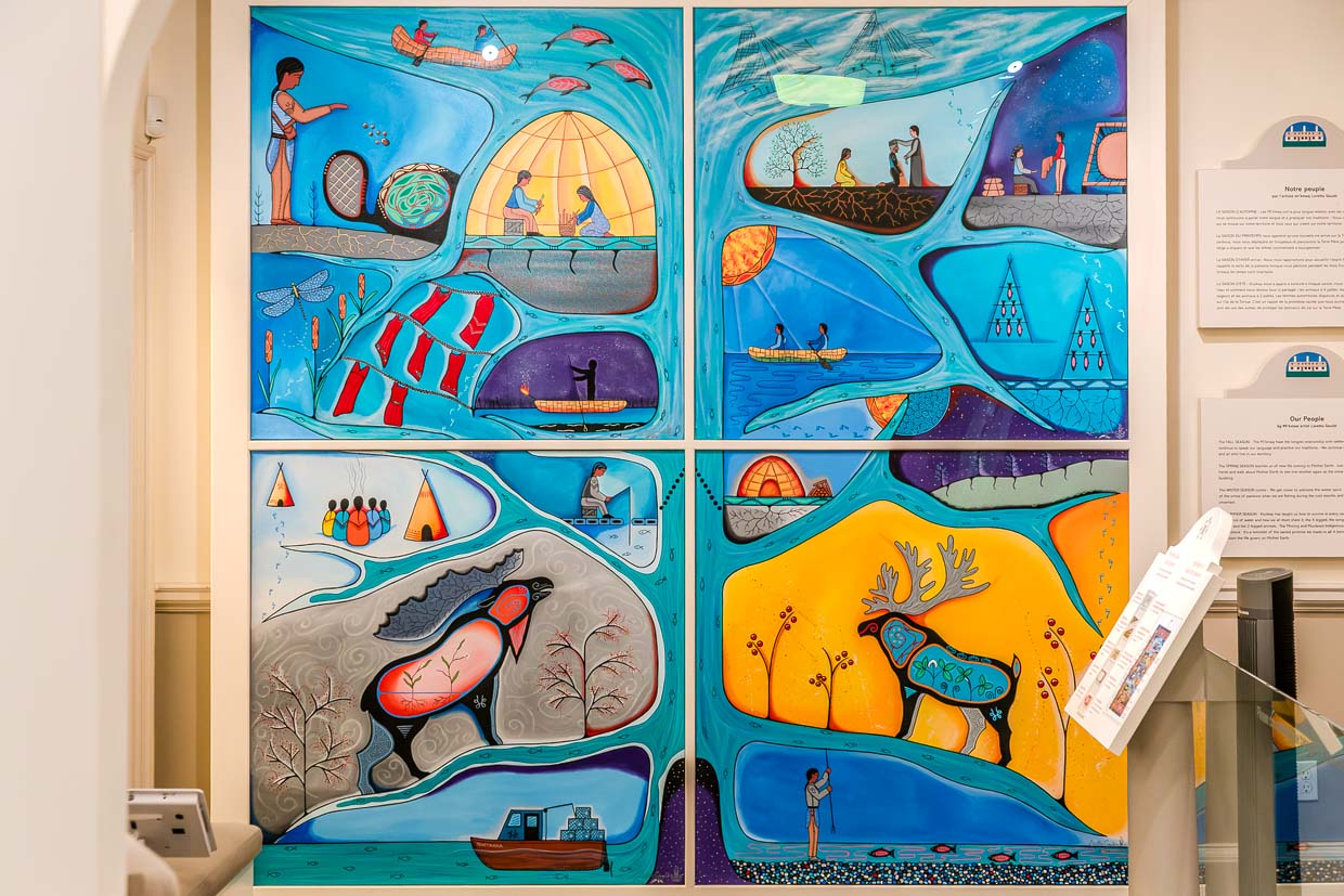 Kunstwerk mit indigenen Motiven in St George Street, Annapolis Royal, Canada