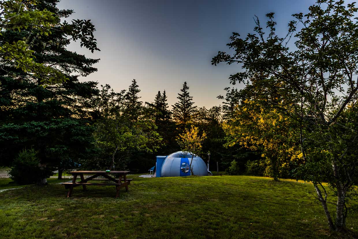 Ein aufblasbares Zelt steht auf einer grünen Wiese mit Picknicktisch in Frotten Road, Argyle Municipal, Canada