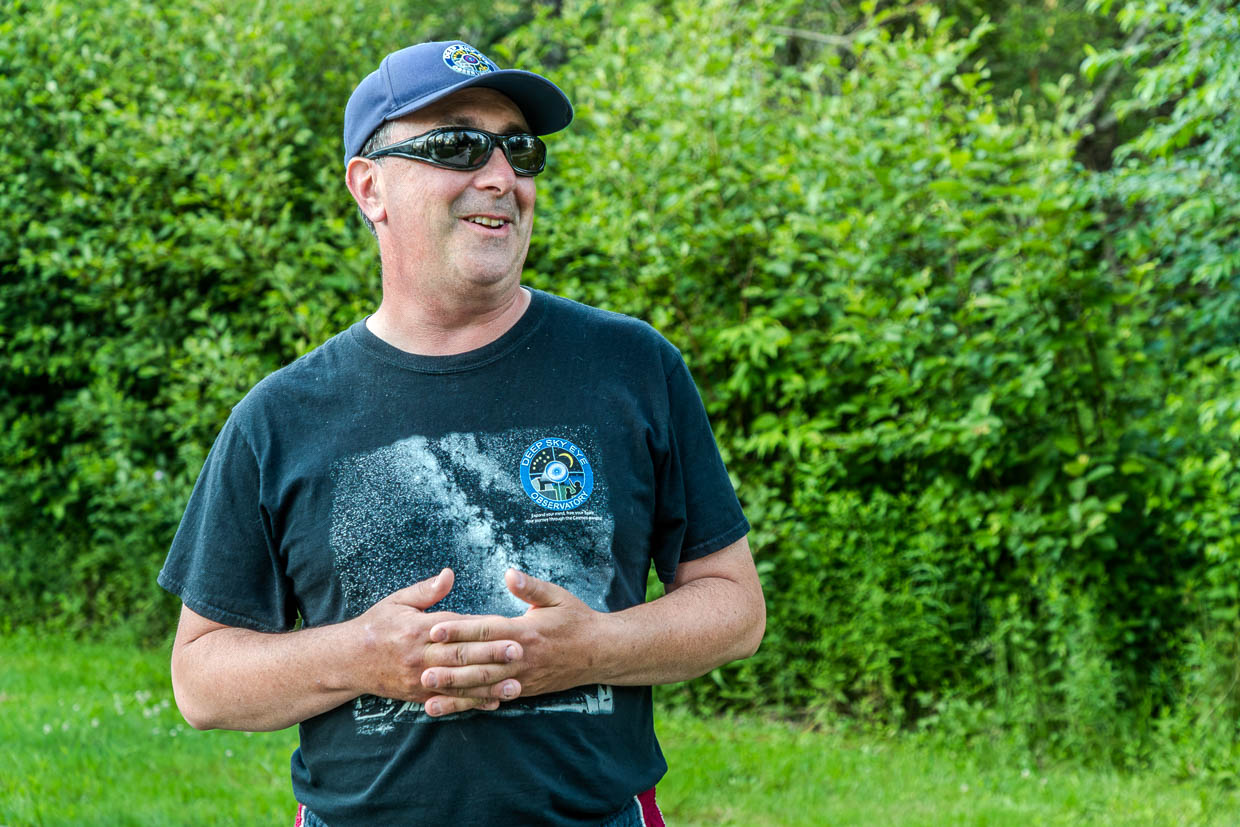 Mann mit Sonnenbrille und Kappe spricht im Freien auf der Frotten Road in Argyle Municipal, Kanada