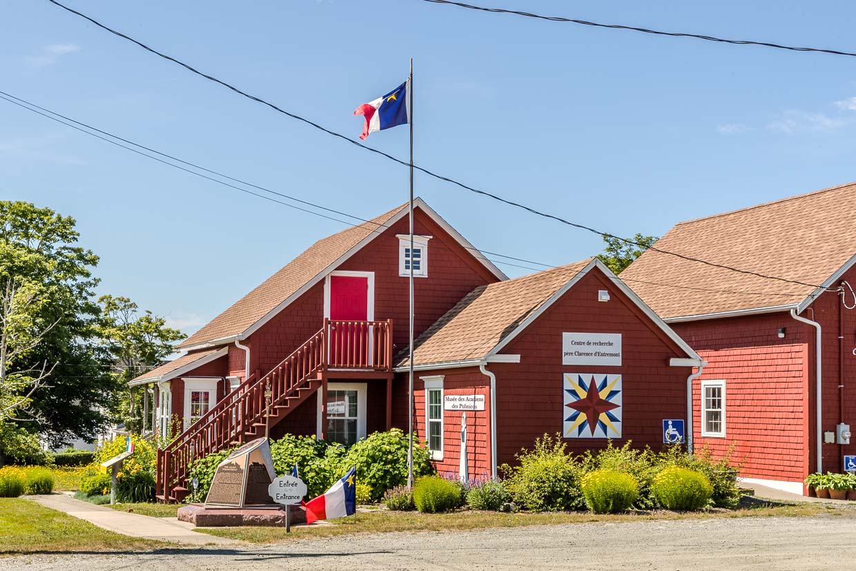 Rotes Gebäude mit Schildern und Fahnen am Highway 335, Argyle Municipal, Canada