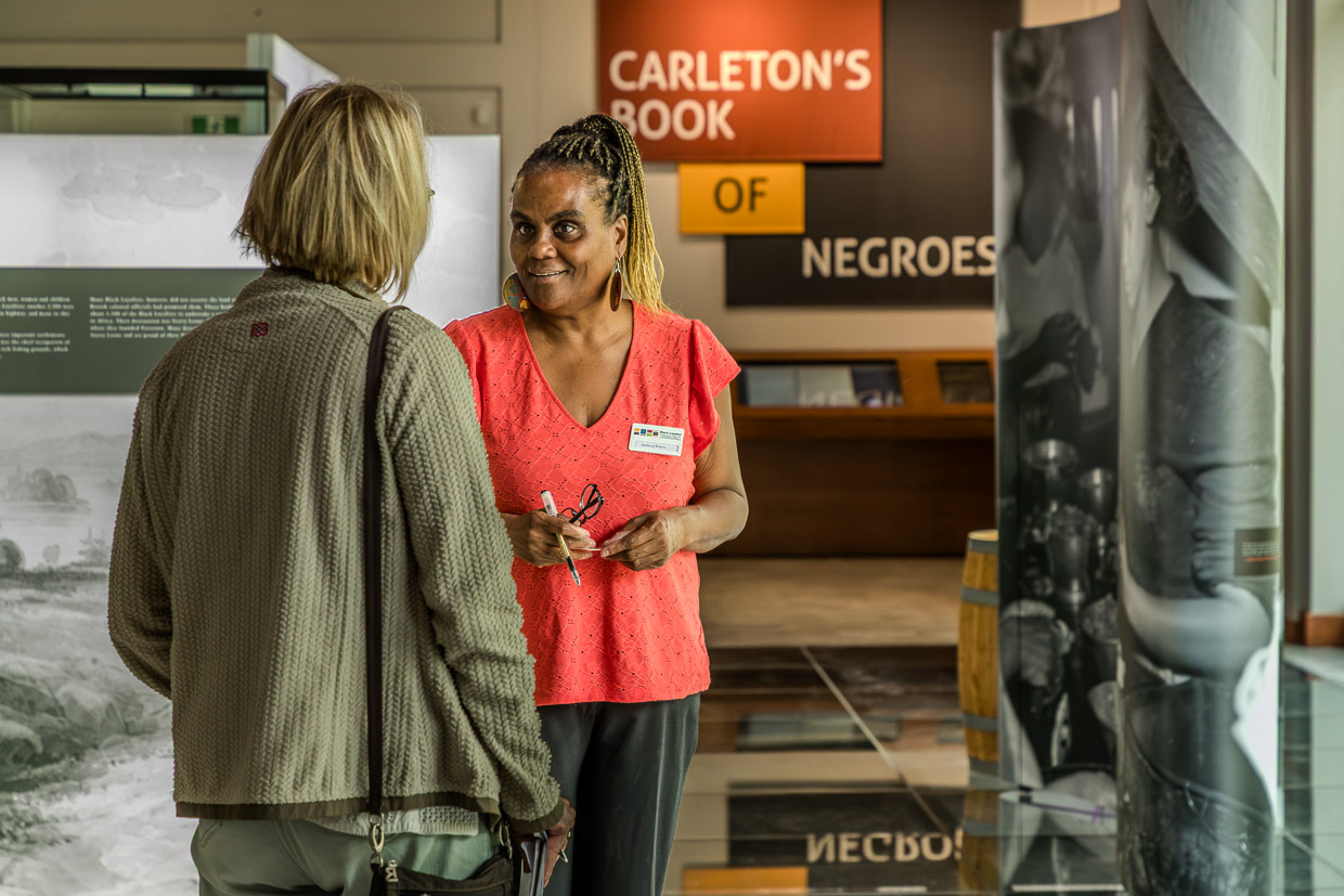 Museumsmitarbeiterin Andrea Davis erklärt Besuchern Exponate im Black Loyalist Heritage Centre in Birchtown Road, Canada