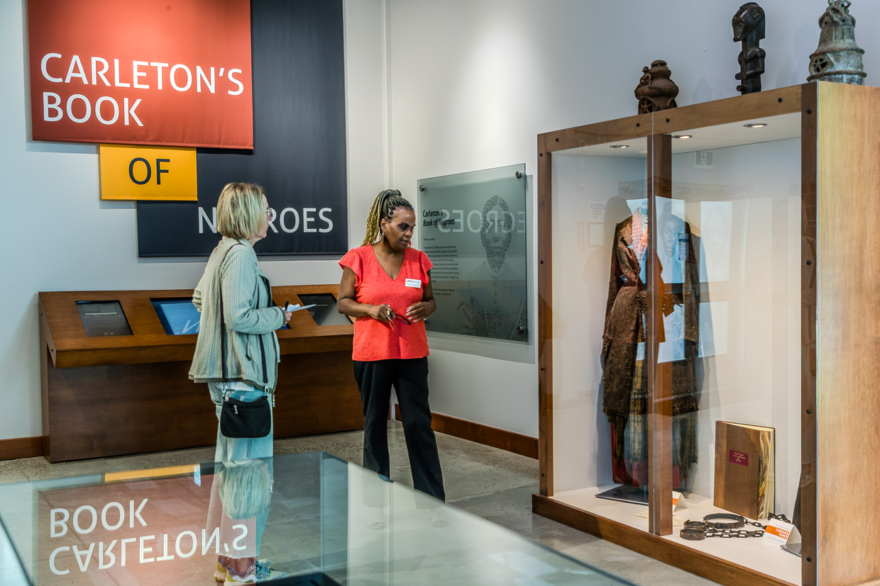Zwei Frauen betrachten eine Ausstellung mit historischen Artefakten in Birchtown Road, Municipality of the District of Shelburne, Canada