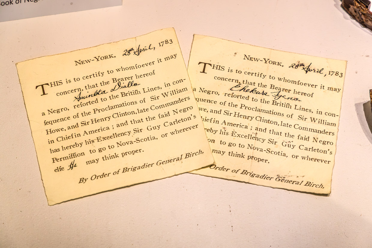 Zwei historische Dokumente mit handschriftlichen Einträgen liegen auf einem Tisch in Birchtown Road, Municipality of the District of Shelburne, Canada