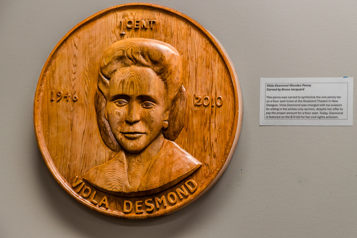 Holzschnitzerei Viola Desmond Penny mit Porträt und Jahreszahlen 1946 und 2010