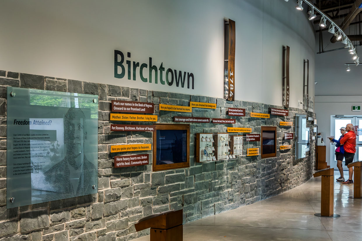 Besucher betrachten eine Ausstellung über Birchtown Road, Municipality of the District of Shelburne, Canada