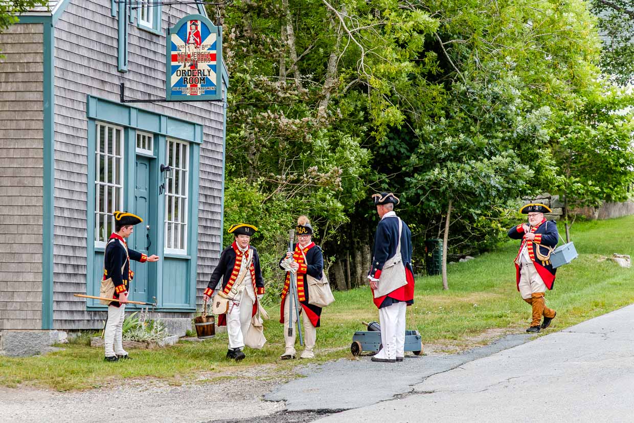 Soldaten in historischen Uniformen stehen vor dem Orderly Room in Ann Street, Shelburne, Canada