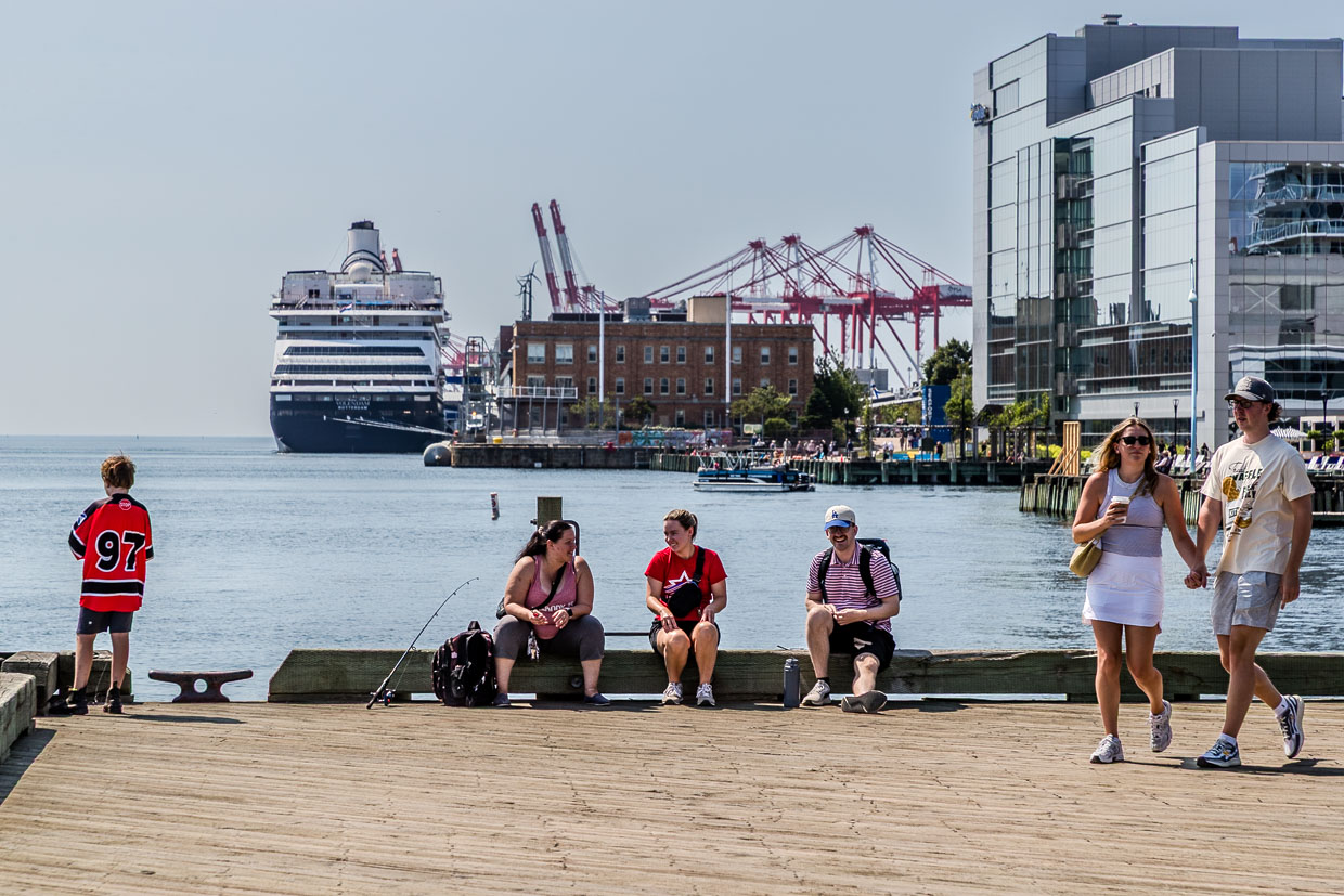 Menschen genießen den Tag am Salter Boardwalk, Halifax, Canada