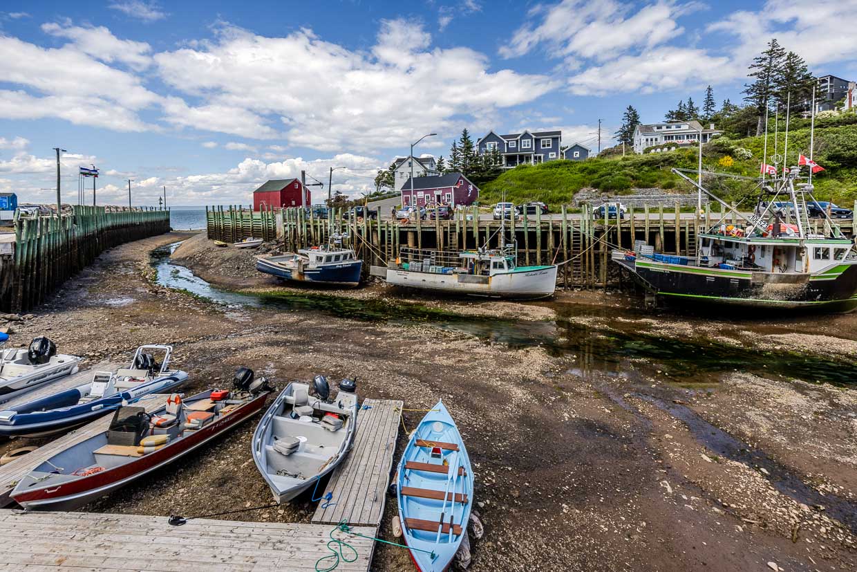Fischerboote liegen im Schlick am West Halls Harbour Road, Halls Harbour, Canada