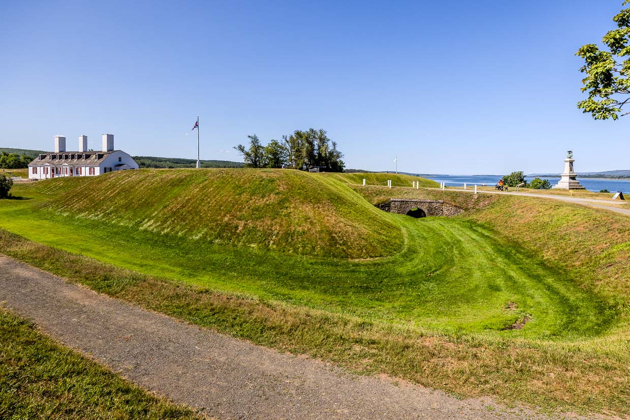 Ein Radfahrer fährt auf einem Weg am Fort Anne National Historic Site in Annapolis Royal, Canada