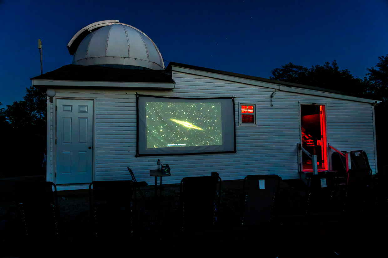 Sternenprojektion auf Leinwand vor Observatorium Frotten Road, Argyle Municipal, Canada