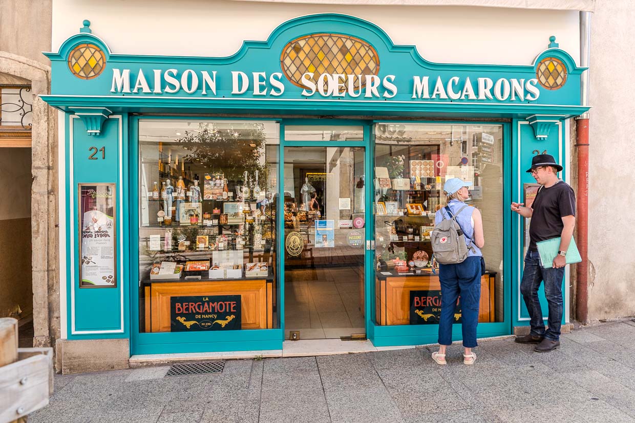 Zwei Personen stehen vor Maison des Sœurs Macarons in der Rue Stanislas, Nancy, France