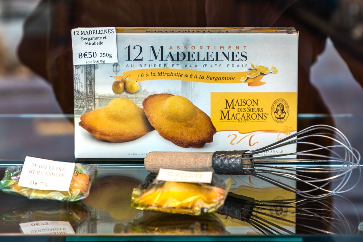 Madeleines von Maison des Sœurs Macarons werden in Nancy, France, zum Verkauf angeboten