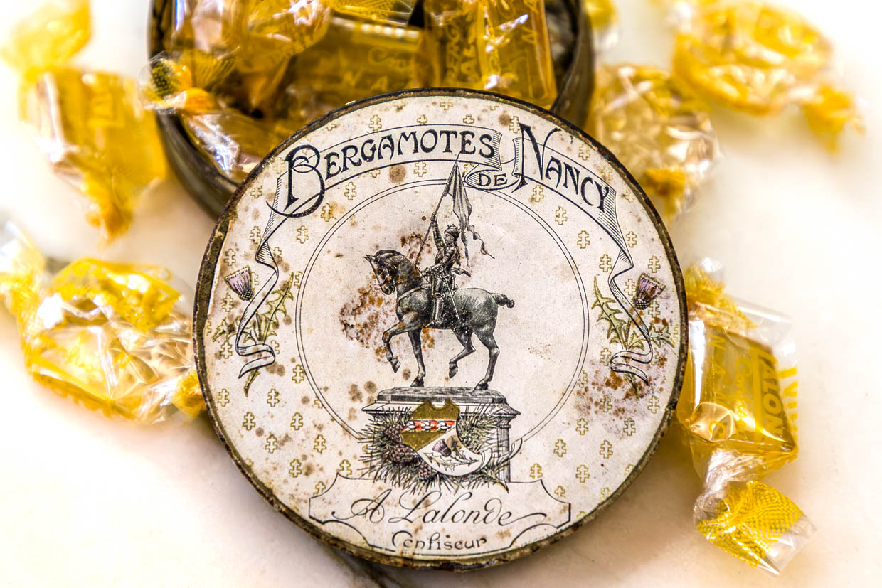 Bergamotes de Nancy in einer Dose mit Bonbons umgeben auf der Rue Saint-Dizier, Nancy, France