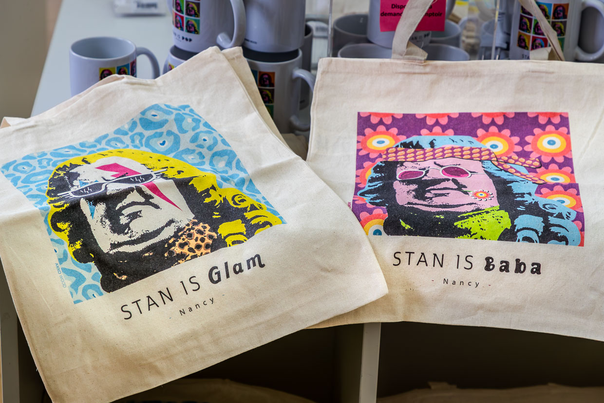 Zwei Stofftaschen mit Pop-Art-Porträts von David Bowie und dem Schriftzug "STAN IS GLAM" und "STAN IS BABA" in Nancy France