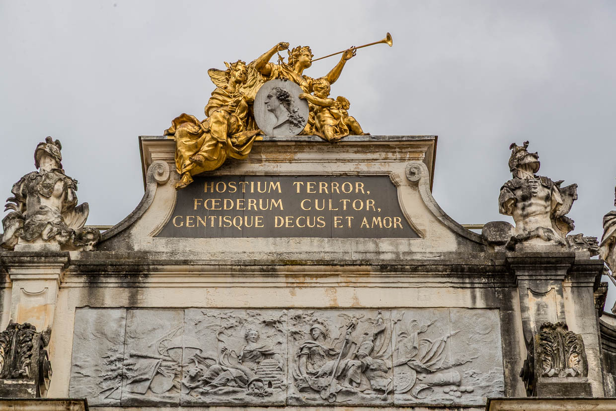 Goldene Skulpturen krönen das Gebäude mit der Inschrift "HOSTIUM TERROR, FOEDERUM CULTOR, GENTISQUE DECUS ET AMOR" am Place Vaudémont, Nancy, France