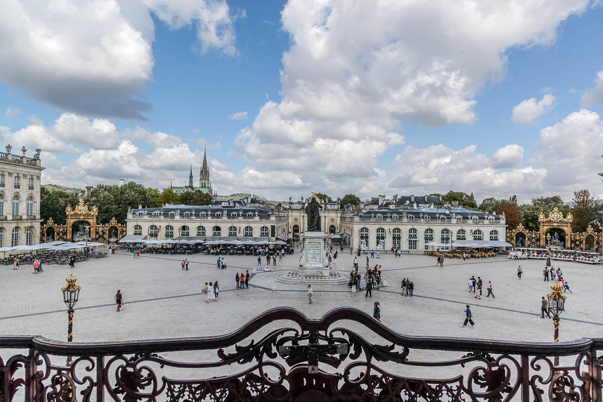 Touristen genießen den Place Stanislas in Nancy, Frankreich