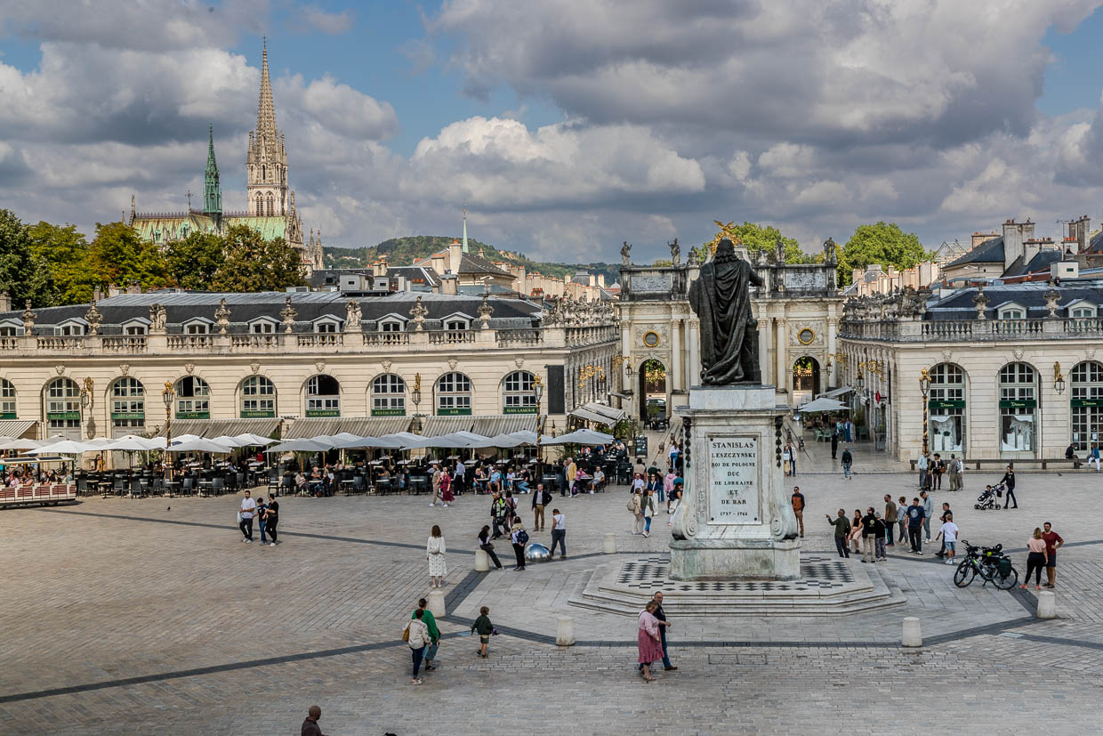Menschen genießen den Tag auf der Place Stanislas in Nancy, Frankreich